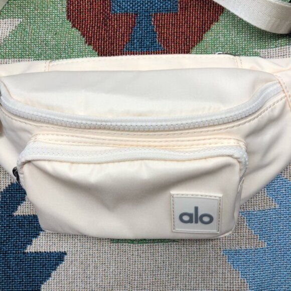 Alo Yoga Explorer Fanny Pack - Adjustable 3L Waist Bag - Picture 3 of 6